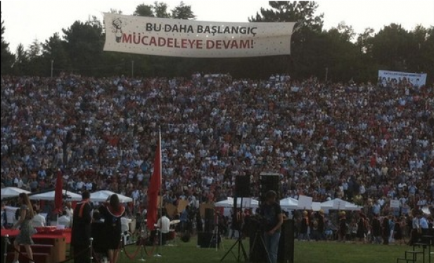 <p>ODTÜ'nün mezuniyet töreni, direnişe destek gösterisine dönüştü. Öğrenciler, hazırladıkları pankartlarla Taksim Gezi Parkı'nda yaşanan olaylara destek oldular.</p>