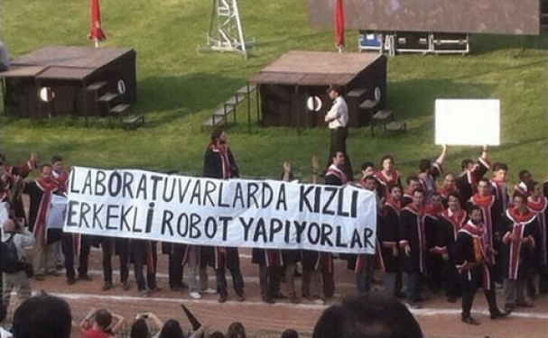 <p><span>Ailelerin de açılan pankartlara oturdukları yerden destek verdikleri görüldü.</span></p>