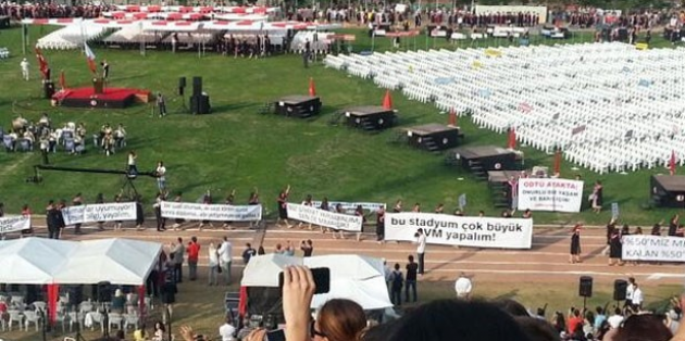 <p><span>Yine ODTÜ rektörünün yaptığı konuşmadaki sözler ile öğrencilerin önceden hazırlayıp taşıdıkları pankartlar çelişti. Çünkü rektör toplumdaki çeşitlilikten ve liderlikten söz ediyordu. </span></p>