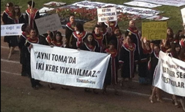 <div class="HaberDetay">
<div class="HaberIcerik">
<div class="HaberDetayKolonlar">
<div class="haberAlani">
<div id="bodyText" class="haber">
<p>ODTÜ Rektörü Prof. Dr. Ahmet Acar törende yaptığı konuşmada ise şunları söyledi: "Topluma tekk bir doğruyu dayatmayan, toplumdaki çeşitlilikten ve tek kalıba uymayan yönelimlerden rahatsız olmayan, tam aksine farklı arayışlardan kaynaklanan zenginliği zorunlu ve yararlı gören bir anlayışa ve bu anlayışı benimseyen liderlere özellikle ihtiyaç duyuyoruz.</p>
</div>
</div>
</div>
</div>
</div>