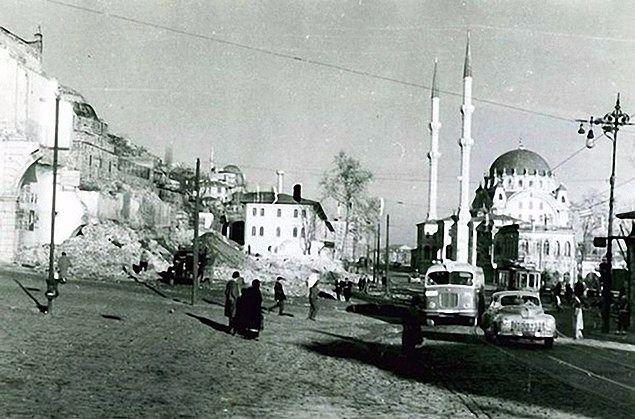 <p>78. Tophane Arabacılar Kışlası yıkılıyor (1957)</p>
