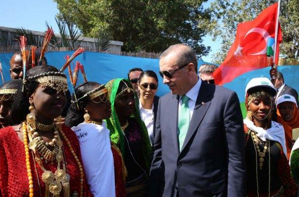 <p>Afrika gezisi kapsamında Etiyopya’nın ardından Cibuti’ye gelen Cumhurbaşkanı Erdoğan görüşmelerinin ardından Cibuti sokaklarını gezdi.</p>
