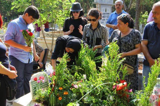 <p>Aslan ailesine akrabaları ve dostları da eşlik ederken, &Ouml;zgecan&rsquo;sız ilk bayramı ge&ccedil;iren baba Mehmet ve anne Song&uuml;l Aslan kızlarının mezarını &ccedil;i&ccedil;eklerle donattı.</p>

<p>&nbsp;</p>
