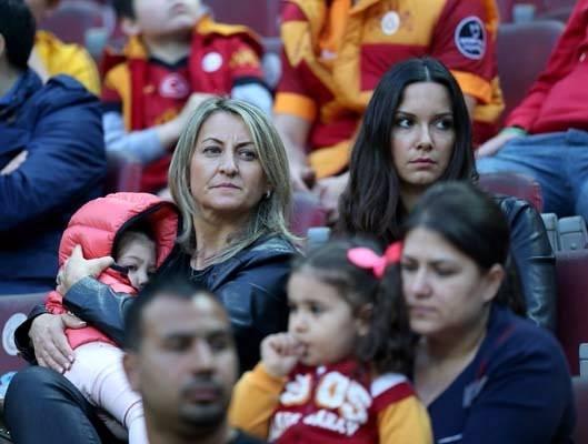 <p>Beşiktaşlı oyuncu Cenk Tosun'un annesi de tribünde yerini alan isimlerdendi.</p>
<p> </p>