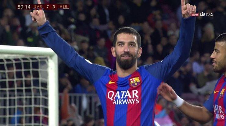 <p><strong>ARDA TURAN EL CLASİCO'DAN BERİ BİR BAŞKA</strong></p>

<p>İspanyol kulübü Barcelona'da oynayan milli futbolcu Arda Turan, sert eleştiriler aldığı Real Madrid karşılaşmasından bu yana çıktığı 3 maçta, 6 gol ve 2 asist üretti.</p>
