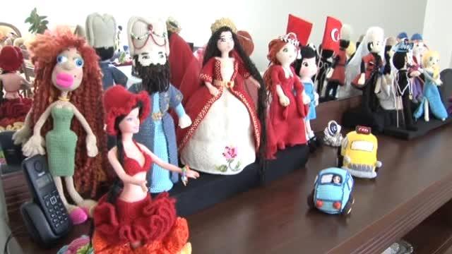 <p><strong>Ördüğü bebek sayısı</strong> çoğalınca sergi açmaya ve bebek yapımını kadınlara öğretmeye karar verdiğini belirten Barut, ilk başlarda kimsenin kurslara rağbet etmediğini ancak çizgi kahramanı <strong>Caillou'yu örüp insanlar görünce kurslara büyük bir katılımın olduğunu,</strong> daha sonra örgü oyuncak tekniğini tanıtmak için okullarda seminerler ve dersler verdiğini söyledi.</p>