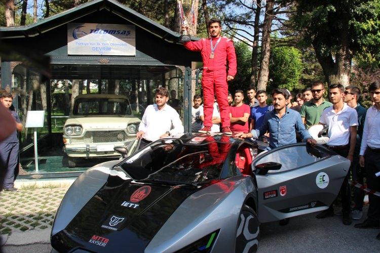 <p>4.8 kW nominal güce sahip olan aracımızın motoru 4.8 kW DC fırçasız olup, 10 kW'lık PİC değerine kadar ulaşmaktadır. Aracımızdan 24V-48V arası verimlilik elde edilmektedir. Enerjisini Lityum-İyon pillerden sağlayan aracımız 48V-72V arası 300 amperlik motor sürücüsüne sahiptir. Günlük hayatta kullanmaya uygun olarak tasarlanan aracımız 4 bin 20 milimetre uzunluğunda, bin 80 milimetre genişliğinde ve yerden bin milimetre tavan yüksekliğindedir. </p>
