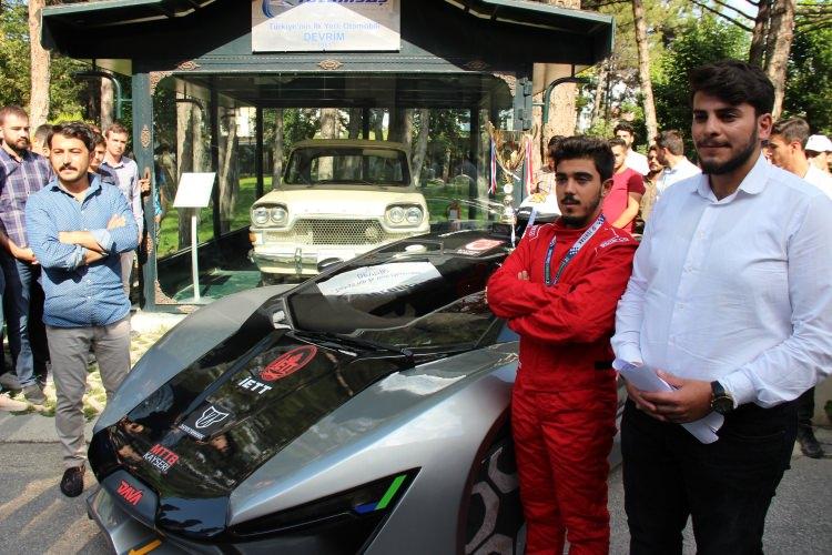 <p>Öte yandan TÜLOMSAŞ bahçesine girerek haber takibi yapmak isteyen basın mensuplarına güvenlik görevlilerin engeller çıkarmasına bir anlam verilemedi.</p>