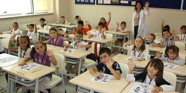 <p>Öğrencilerinizin yanında başka bir öğretmeni kötülemeyin. </p>