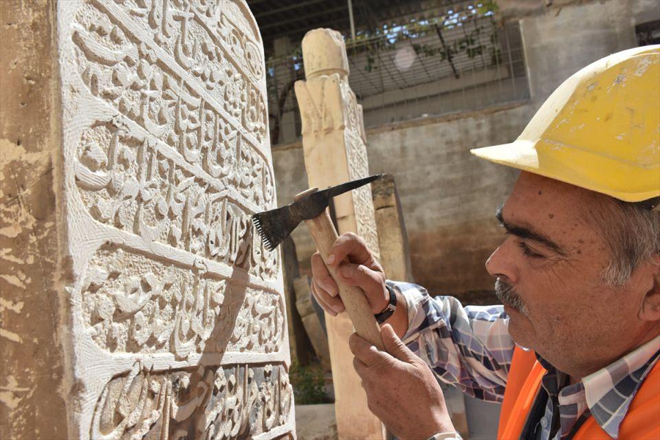 <p><strong>"Terörün camisi ve mabedi yoktur"</strong></p>

<p>Gaziantep Vakıflar Bölge Müdürü İsa Güven, AA muhabirine yaptığı açıklamada, DEAŞ'lı teröristlerce atılan roket mermisinin tarihi camide büyük tahribata yol açtığını söyledi.</p>
