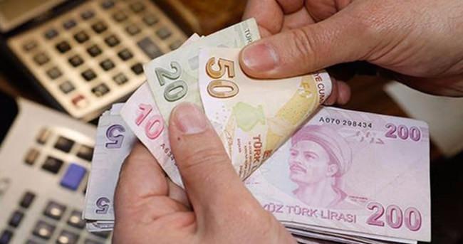<p>İşsiz kalanlara sağlanan imkanlar artırılıyor. İşçilere işsiz kaldıklarında ödenen maaşın artırılması, süresinin uzatılması, yararlanmanın kolaylaştırılması için düğmeye basıldı. Mevcut sistemde, kendi istek ve kusuru dışında işini kaybedenler; son 120 gün içinde prim ödeyerek sürekli çalışmış ve son 3 yıl içinde en az 600 gün işsizlik sigortası primi ödemiş olmak şartıyla maaş alıyor.</p>
