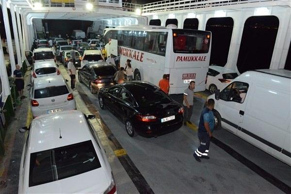 <p>Çanakkale iskelelerinde yoğunluğa neden oldu. Marmara ve Ege Bölgesi'ndeki kentlere ulaşmak için Çanakkale, Eceabat, Gelibolu ve Lapseki'deki iskelelere gelenler... </p>
<p> </p>
