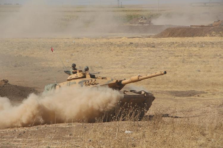 <p>Zırhlı muharebe araçları (ZMA) ve tankların mevzilere sevk edilmesi ile birlikte tatbikat devam etti.</p>
<p> </p>