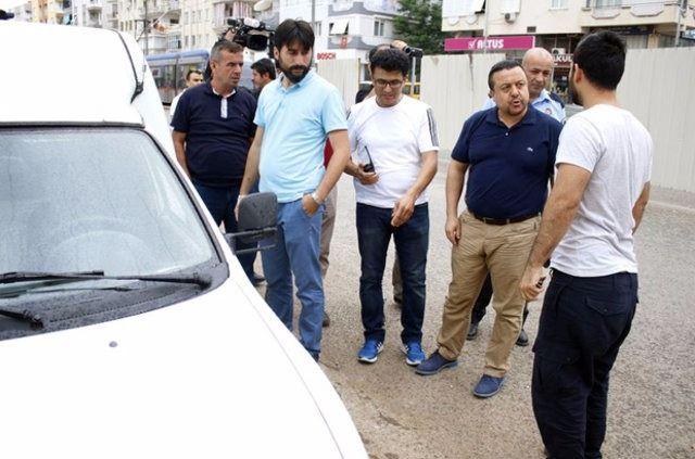 <p>Bir süre sonra aracın sahibi işadamı Mehmet Öztürk ve çalışanı Hüseyin Hatam olay yerine geldi.</p>

<p> </p>
