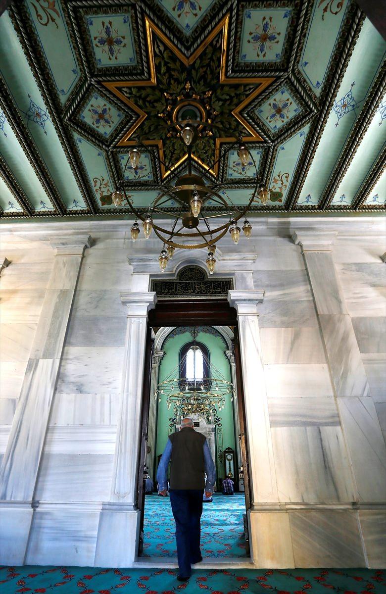 <p>Salepçizade Hacı Ahmed Ağa'nın vasiyeti üzerine İzmir Kadısı Mehmet Emin Efendi nezaretinde 1897-1905 yılları arasında inşa ettirilen Salepçioğlu Cami Barok Mimari tarzı ile dikkat çekiyor.</p>
