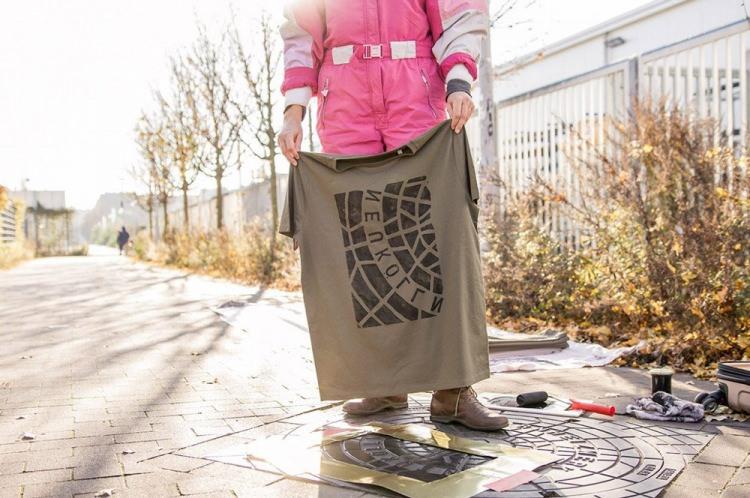 <p>Sanat kolektifi, şehirdeki rögar ve mazgalların üzerinde bulunan şehir betimlemelerini tşiört ve çantalar için baskı kalıbı olarak kullanıyor. </p>
