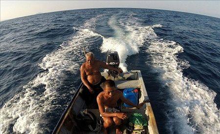 <p>Bu adam denize girip suyun içerisinde bulunan balıkların seslerini duyup dinleyebiliyor. Teknesinden suya giren Harun Muhammed bu yeteneği sayesinde balık sürülerini eliyle koymuş gibi buluyor...</p>
