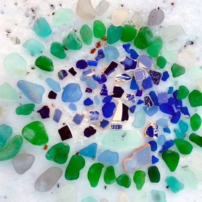 <p>Fakat okyanusun bu c&ouml;mert karşılığı sayesinde şimdi kıyıda ışıl ışıl bir manzara var. Cam Plajı adı verilen b&ouml;lge, turistlerin de uğrak yeri haline geldi.</p>
