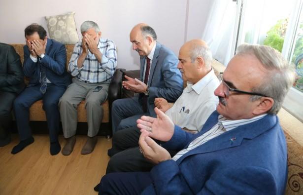 <div>Şırnak'ın Cizre ilçesinde eylemci grupla çıkan çatışmada roketatar saldırısını maruz kalarak şehit olan polis memuru Salih Hüseyin Parça'nın Bursa'da yaşayan babasını Çalışma ve Sosyal Güvenlik Bakanı Faruk Çelik ve Sağlık Bakanı Mehmet Müezzinoğlu Artvin'e götürdü.</div>

<div> </div>
