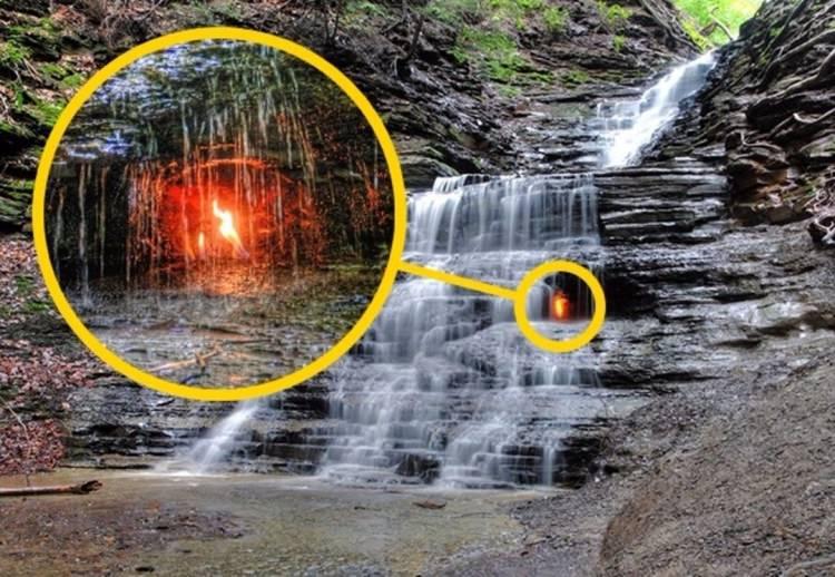 <p>Eternal Flame Falls (Sonsuz ateş şelalesi), ABD</p>
<p>Olağandışı bir şelale. Araştrımalara göre yerin altından çıkan doğal gazlar şelalenin iç noktasında bir bölümde yanıyor ve ortaya ateş yanıyormuşçasına bir görüntü çıkıyor. Bu kaynağı besleyen doğal gazlar yerin altında bulunduğundan ve bol miktarda olduğundan yıllardan beri aktif bir şekilde yanıyorlar.</p>