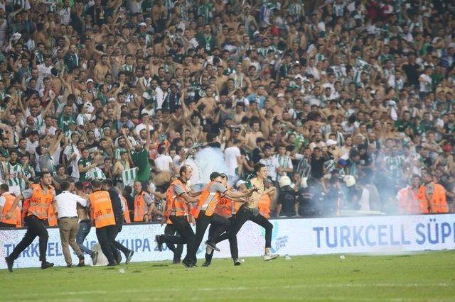 <p>Beşiktaş ile Konyaspor arasında oynanan kupa maçında yaşanan vahim olaylar karşılaşmanın temsilcileri tarafından ayrıntılı bir şekilde rapor edildi.</p>
