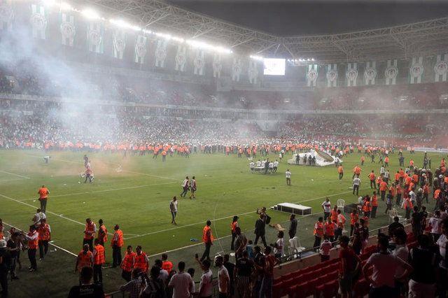<p>Maç sırasında Konyalı bir taraftar sahaya girmeye çalıştı. Maçın bitimi ile birlikte Konyasporlu taraftarlar tribündeki tel örgüleri aşarak sahanın içine akın ettiler.</p>
