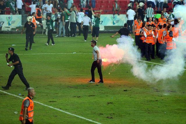 <p>Güvenlik önlemlerinin yetersizliği yüzünden üzücü görüntüler oluştu. Beşiktaşlı futbolcular, sahadaki Konyasporlu taraftarların arasında kaldılar.</p>
