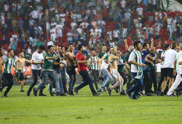 <p>ÖNLEMLER YETERSİZDİ’Stat kapılarının yanı sıra tribünde ve saha kenarında alınan önlemlerin her bakımdan çok yetersiz olduğu da ifade edildi.</p>
