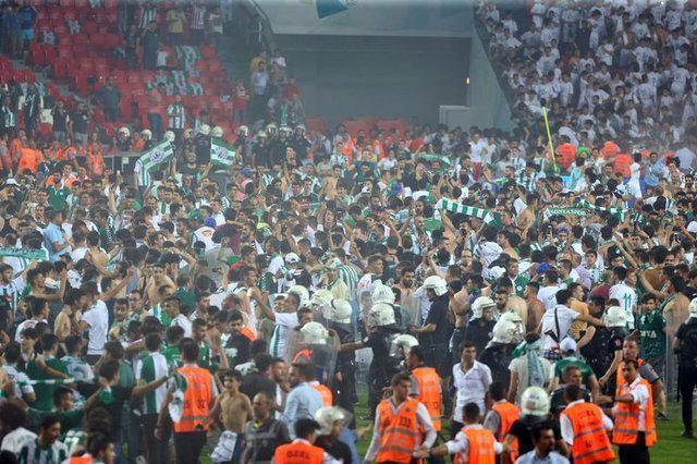 <p>Konyaspor’a 2 maç, Beşiktaş’a da 1 maç seyircisiz oynama cezası gelebileceği, ağır para cezası kesileceği kaydedildi.</p>

