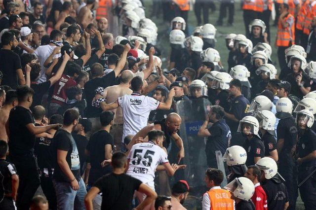 <p>ŞAN'DAN TEPKİ: CEZAYI HERKES ÇEKECEK</p>

<p>Konyaspor Başkanı Ahmet Şan, Fikret Orman’ın “Dünyayı ayağa kaldırırım” sözlerine yanıt verdi. Şan, “Dünyayı ayağa kaldırarak bir şey çözülmüyor. Cezayı herkes çekecek. Meşale ve patlayıcılar Beşiktaş tarafında başladı. Oradan da sahaya girenler oldu. Taraftar gruplarından aldığım bilgiye göre elinde bıçakla giren kişiyi kimse tanımıyor” ifadelerini kullandı.</p>
