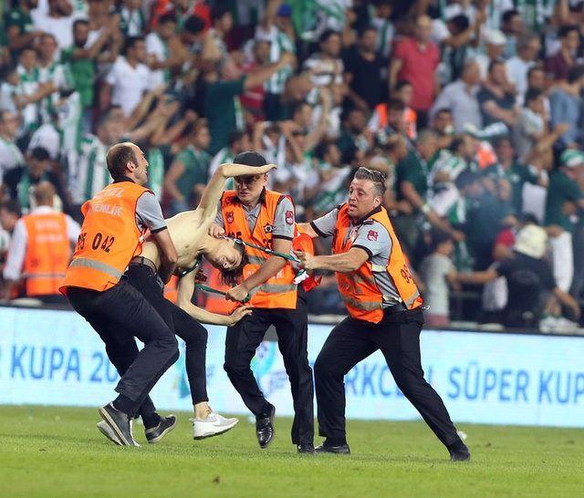 <p>SÜPER REZALETE DEVLET EL KOYDU</p>

<p>Süper Kupa finalindeki olaylar nedeniyle İçişleri Bakanlığı ile Gençlik ve Spor Bakanlığı inceleme başlattı. İhmali görülenler hakkında da soruşturma açılacak. Bu tür çirkinlikleri engellemek için uygulamalar yeniden gözden geçirilecek, güvenlik önlemleri en üst noktaya çıkarılacak</p>
