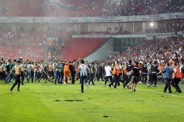 <p>Beşiktaş ile Atiker Konyaspor arasında oynanan Turkcell Süper Kupa final karşılaşması sırasında ve sonrasında yaşanan olaylarla ilgili 6222 sayılı Sporda Şiddet ve Düzensizliğin Önlenmesi Hakkında Kanun hükümleri gereğince iki müfettiş görevlendirdi.</p>