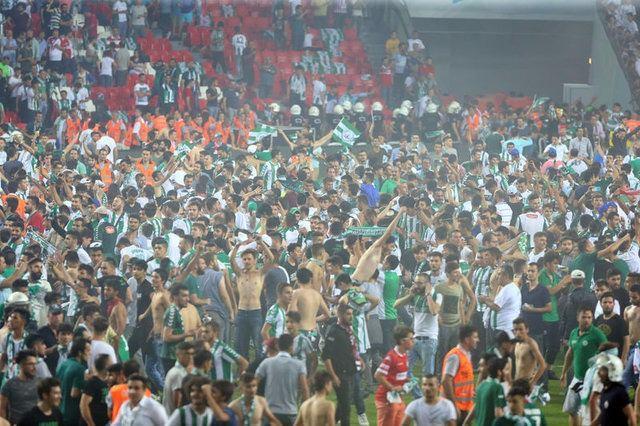 <p>TFF MERKEZİNDE ÇALIŞMA BAŞLADI</p>
<p>Bakanlık müfettişleri Samsun’da ve İstanbul’daki TFF merkezinde olayları tüm yönleriyle ele almak üzere kapsamlı bir inceleme yürütecek. Müfettişlerden biri Samsun’da, diğeri ise İstanbul’da Türkiye Futbol Federasyonu Merkezi’nde dün itibarıyla incelemelere başladı. Bakanlık müfettişleri, İçişleri Bakanlığı müfettişleriyle koordineli olarak görev yapacak.</p>