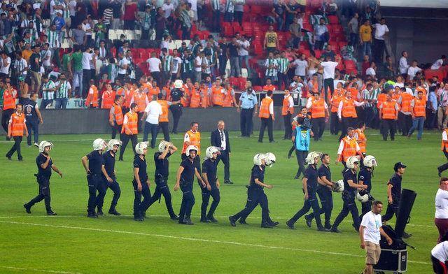 <p>SORUŞTURMA AÇILACAK</p>

<p>Eksiklerin neler olduğu, olayların nasıl çıktığı tüm detaylarıyla ele alınacak. Devlet yetkililerinin, bu tür organizasyonlardaki güvenlik zafiyetinden çok rahatsız olduğu, tedbirlerin artırılmasını istediği bildirildi.</p>
