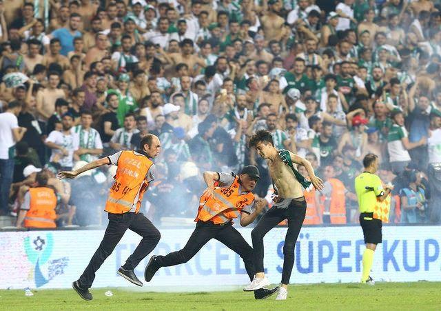 <p>Soruşturma “6222 Sayılı Sporda Şiddet ve Düzensizliğin Önlenmesine Dair Kanun” çerçevesindeki suçlar ile “kamu malına zarar verme”, “kamu görevlisine direnme” gibi suçlar kapsamında yürütülüyor.</p>
