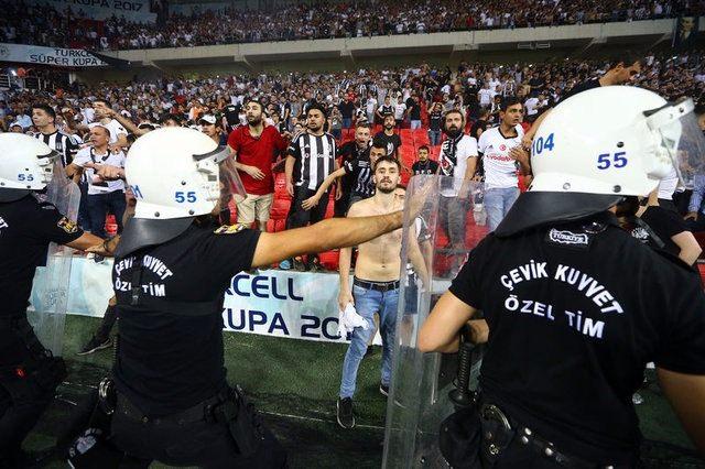 <p>Passolig uygulanmadığı için taraftar gruplarının kontrollü sahaya alınmamasının ve yerel yetkililerle koordinasyon eksikliğinin dikkati çektiği belirtilirken, maç öncesi kimi koltuklara bayrak-forma gibi eşyaların büyük kolilerle taşındığı, içeriye sokulan malzemelerin kontrolünün de önem taşıdığı vurgulandı.</p>