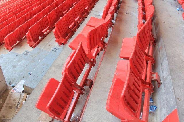 <p>Korkuluklar kırıldı. Kale arkalarındaki fileler yırtıldı. Stadyumdaki lavabolar, tribünleri ayıran demirler zarar gördü. Samsun yöneticileri iki sayfa hasar tespit tutanağı düzenledi.</p>