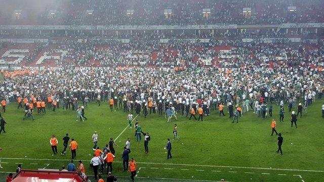 <p>ÇİMLER ZARAR GÖRDÜ</p>

<p>Atılan maytap ve meşaleler nedeniyle çimlerde yanma meydana geldi. Maçın ardından çok sayıda taraftarın sahaya girmesiyle, çimlerde hasar oluştu. Çimleri yapan İtalyan şirketinin hasar tespit çalışmalarına başladığı öğrenildi.</p>

