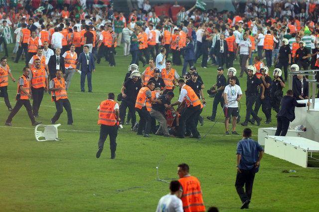 <p>E-BİLET NİYE UYGULANMADI?</p>

<p>6222 sayılı Sporda Şiddet ve Düzensizliğin Önlenmesine Dair Kanun’un 5. maddesi gereği elektronik bilet uygulaması Süper Lig’de ve 1. Lig’de yapılıyor.</p>
