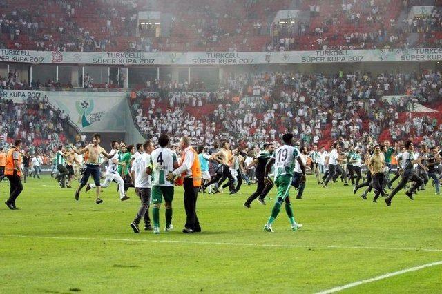 <p>Türkiye Kupası ya da Süper Kupa finalinde uygulanamıyor. Bu doğrultuda Beşiktaş-Konyaspor maçında da kağıt bilet uygulaması yapıldı. Kanunda değişikliğe gidilmesi halinde önümüzdeki süreçte tüm maçlarda e-bilet uygulamasına geçilebileceği vurgulandı.</p>
