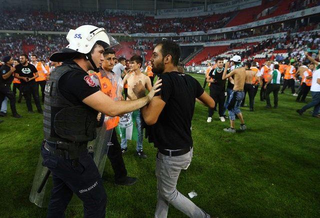 <p>E-bilet uygulamasında turnikeden geçenlerin kimliği ve görüntüsü kayıt altına alındığı için olay çıkmasının önüne geçiliyor.</p>
