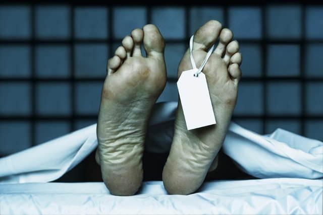 <div><strong>YOLCULUK BAŞLIYOR: ÖLÜME 1 - 3 AY KALA</strong></div>

<div> </div>

<div>Birisi ölümün yaklaştığını fark etmeye ve onu kabul etmeye başladığı zaman çevresinden çekilmeye başlar. Dünyadan ve dünyanın içindekilerden ayrılma sürecini başlatır. Arkadaşlarının, komşularının ve hatta aile üyelerinin bile ziyaretini geri çevirebilir. Ziyaretleri kabul ettikleri zaman etkileşimde zorlanabilir ve bundan hoşlanmayabilirler.</div>
