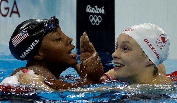 <p>ABD'li <strong>Simone Manuel</strong> ve Kanadalı <strong>Penny Oleksiak</strong> arasındaki nefes kesen mücadeleden iki yüzücü de mutlu ayrıldı.</p>
