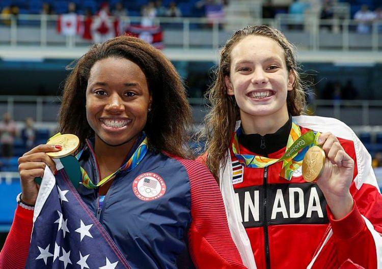 <p>52.70 ile aynı dereceyi yaparak olimpiyat rekoru kıran <strong>Simone Manuel ve Penny Oleksiak, altın madalyayı paylaştı.</strong></p>
