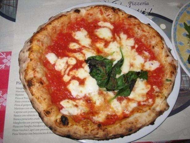 <p>Napolitan pizza (İtalya)</p>
