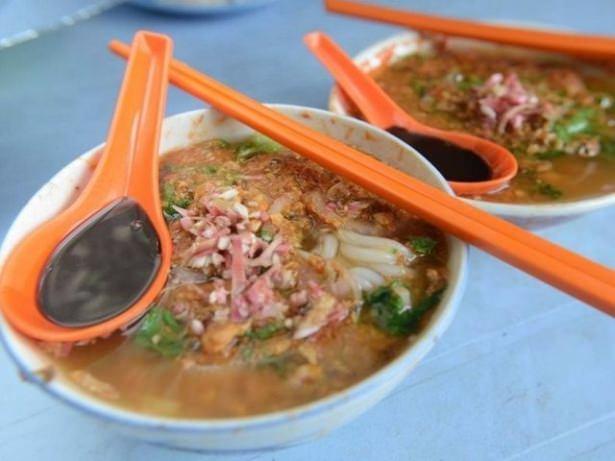 <p> Baharatlı balıklı noodle çorbası (Malezya)</p>
