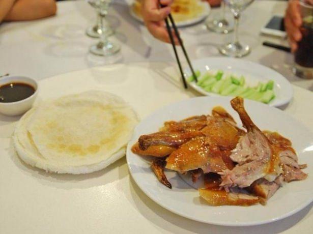 <p>Pekin'de pancake eşliğinde ördek (Çin)</p>
