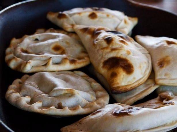 <p>Dana eti, soğan, deniz ürünü ile doldurulmuş hamurişi çeşidi olan Empanada (Şili)</p>
