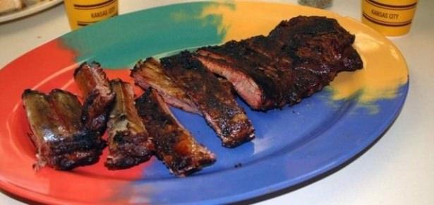 <p>BBQ Arthur Bryant’s'da barbekü'de pişmiş pirzola, kaburga (ABD, Missouri)</p>