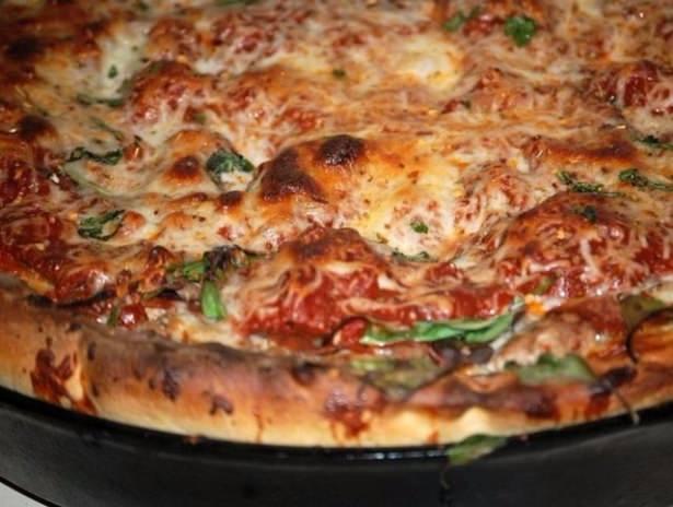 <p>Chicago'da peynirli domatesli pizza (ABD)</p>